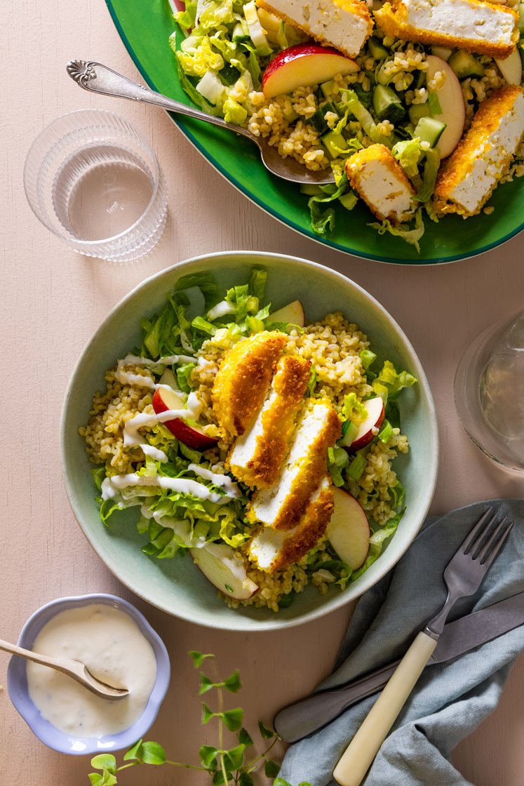 Vårlig bulgursalat med nektarin, panert middagsost og hvitløksdressing