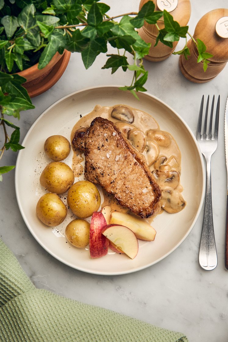 Fläskkotlett i svampsås med kokt potatis och äpple