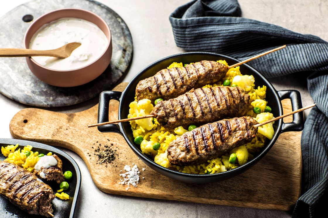 Kjøttspyd med gul erteris, grillet blomkål og hvitløksdressing