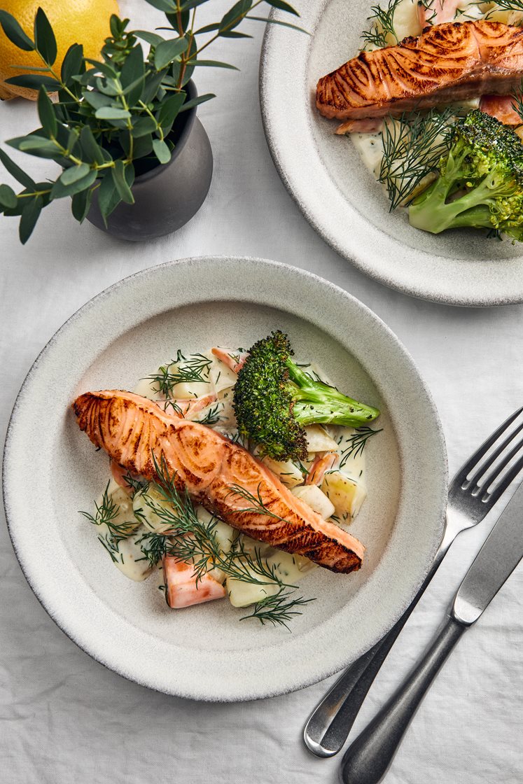 Halstrad snabbgravad lax med dillstuvad potatis och broccoli 