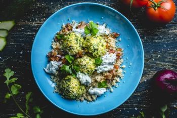 Squashboller med tomatsalsa, agurkdressing og økologisk couscous 