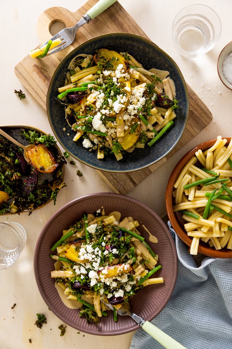 Pasta casarecce med steinsoppsaus med bakte beter, grønnkål og økologisk skjørost