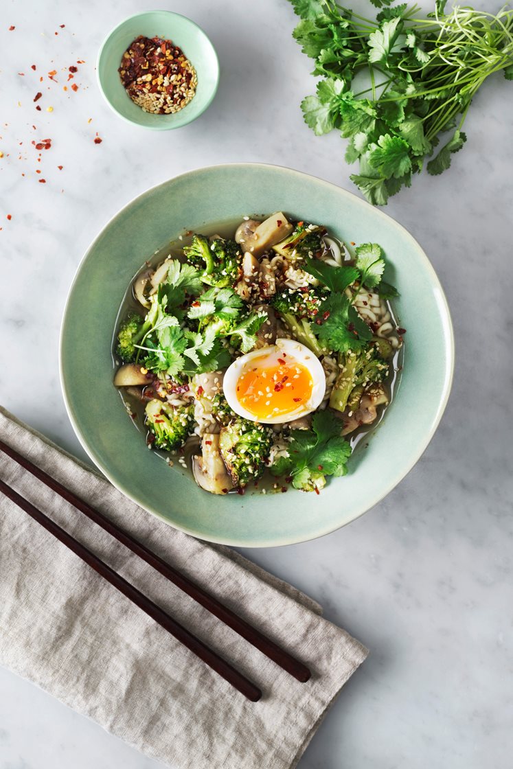 Japansk ramensoppa med sesamstekt broccoli och löskokt ägg