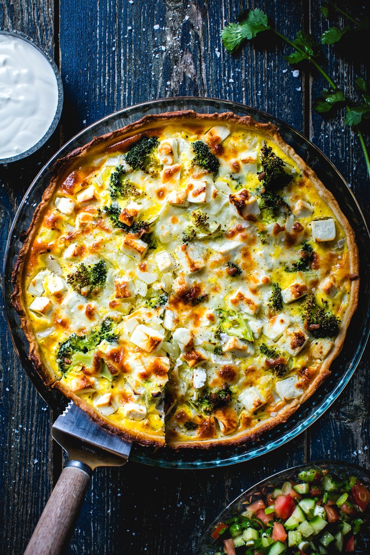 Vegetarpai med brokkoli og fetaost, tomat- og koriandersalat og rømmekolle
