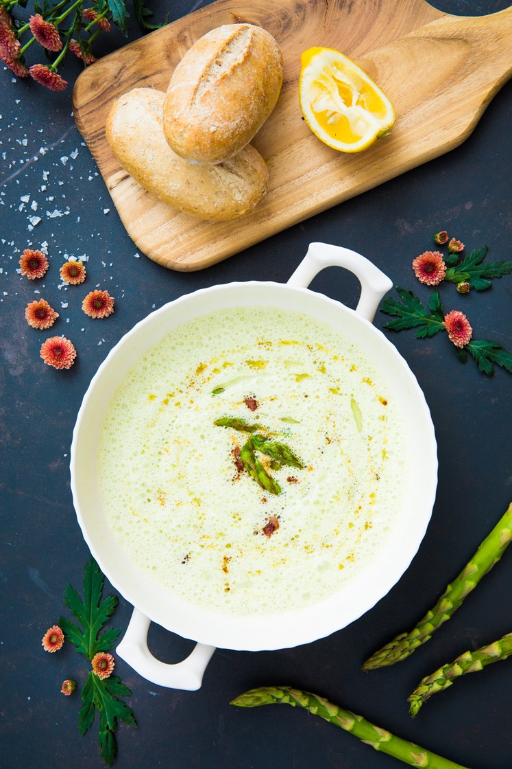 Aspargessuppe med egg og bacon servert med steinovnsbakte rundstykker