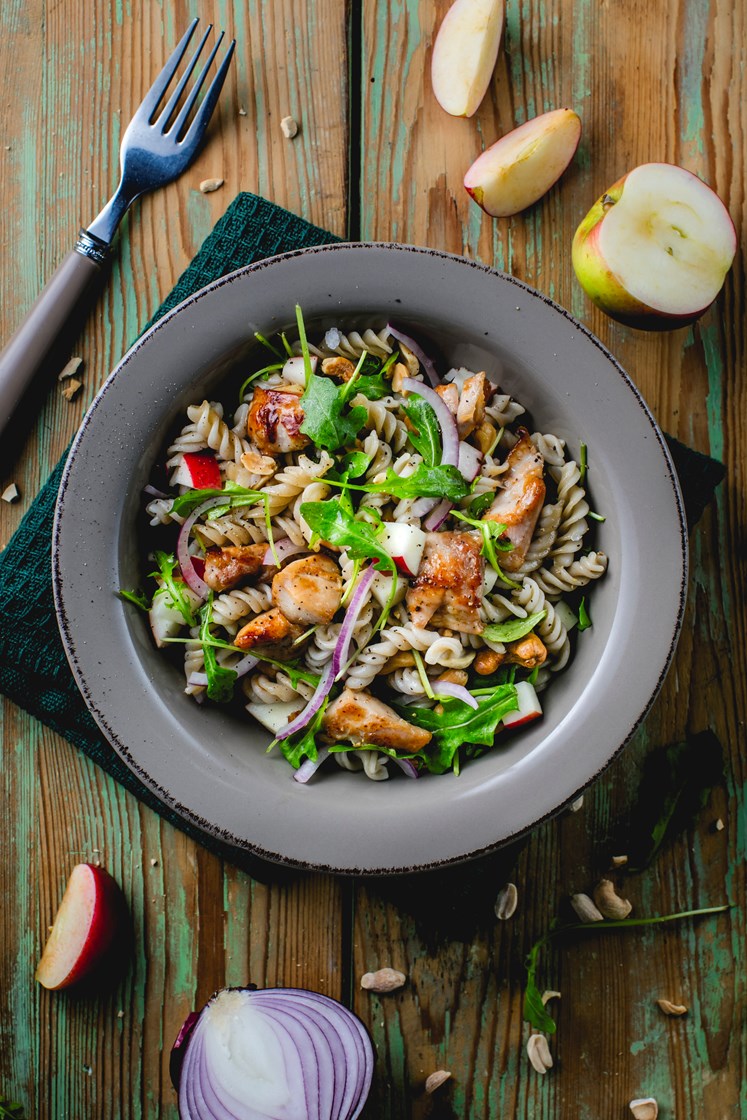 Pastasalat med glasert kylling, eple, nøtter og ruccola
