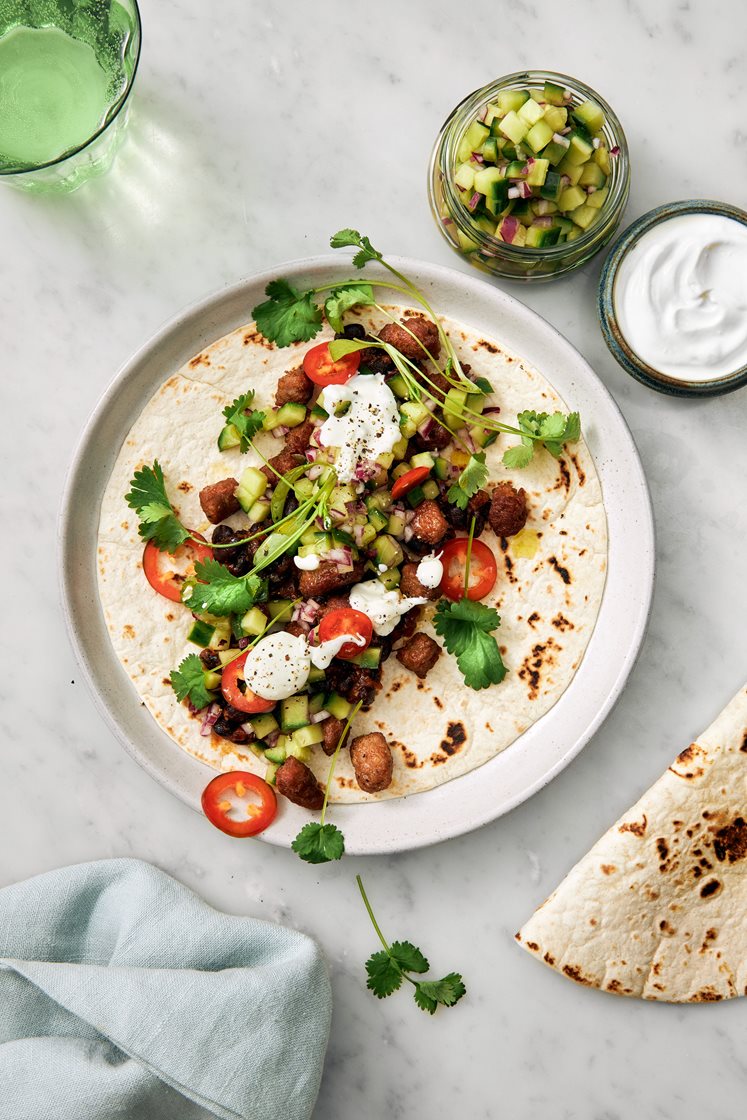 Chorizo taco med refried beans och chilipicklad gurksalsa