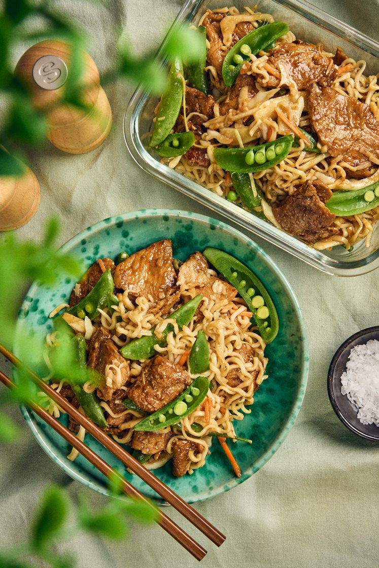 Asiatisk nudelsallad med misodressing och hoisinstekt fläsk