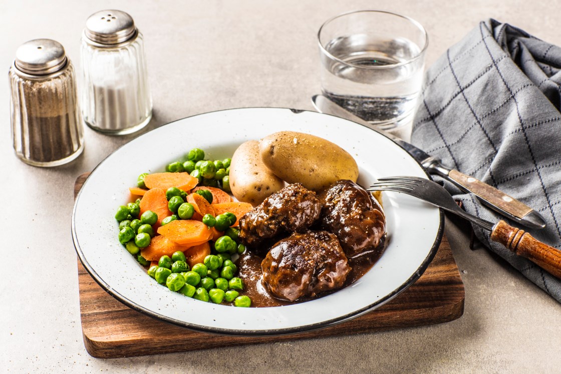 Kjøttkaker i brun saus med kokte poteter
