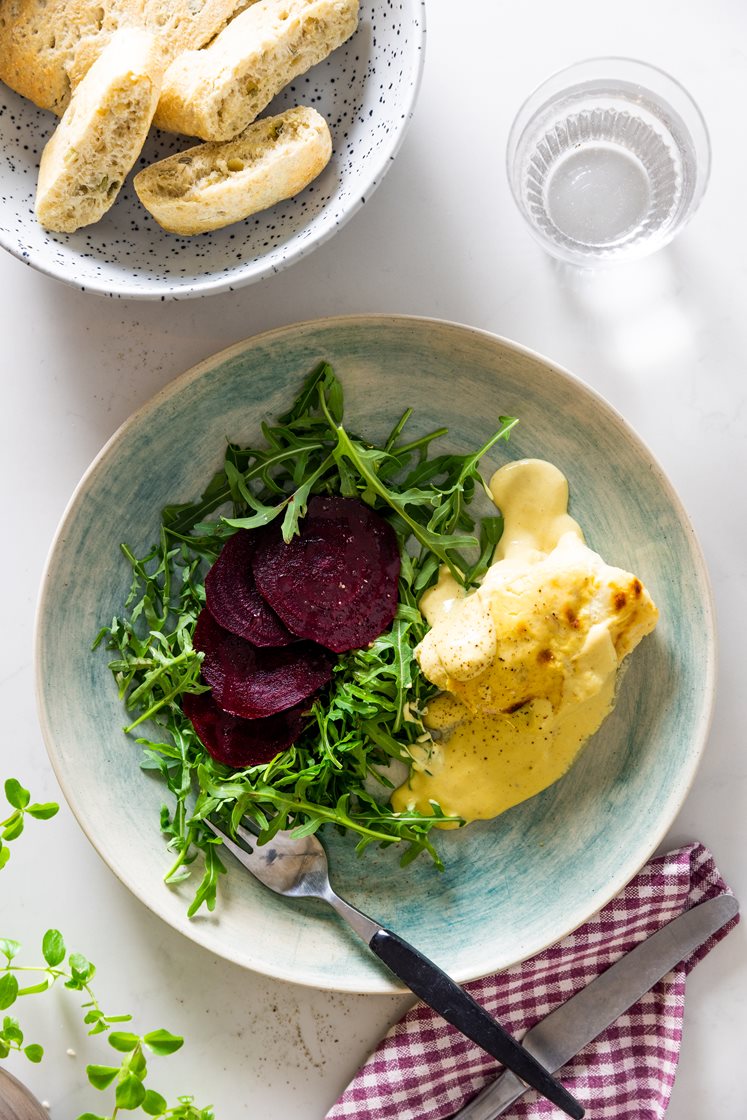 Torsk med sennepslåg, rødbedesalat og brød