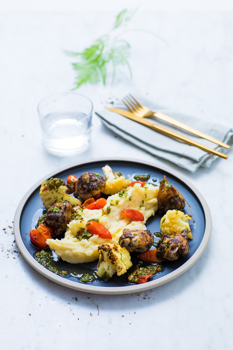 Ovnsbakte kyllingvinger og grønnsaker servert med potetmos og gressløkvinaigrette
