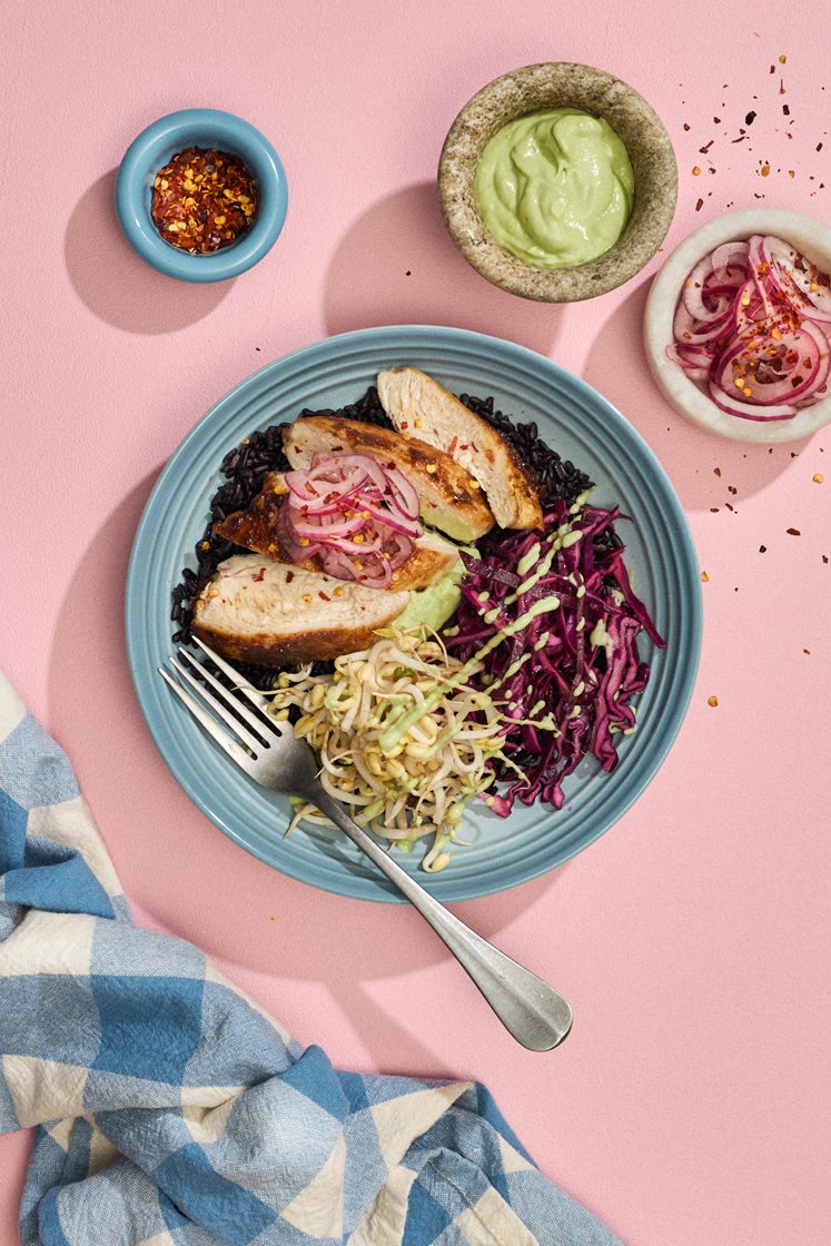 Bowl misopaistetulla kanalla, avokadokastikkeella, mustalla riisillä ja chilipikkelöidyllä punasipulilla