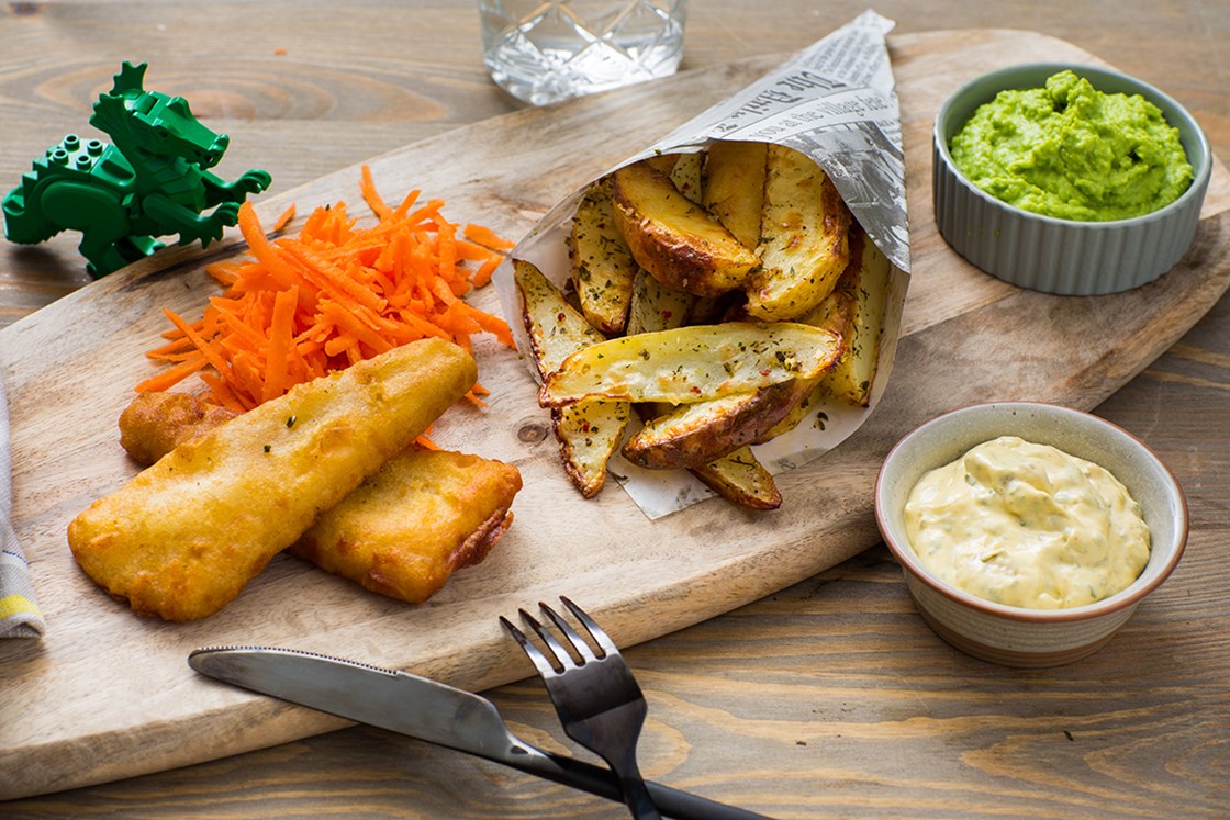 Fish & chips med ertepure og revet gulrot