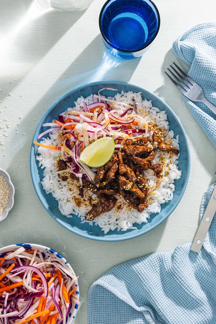 Asiatisk biffsalat-bowl med råkost, ris og soya- og ingefærsaus
