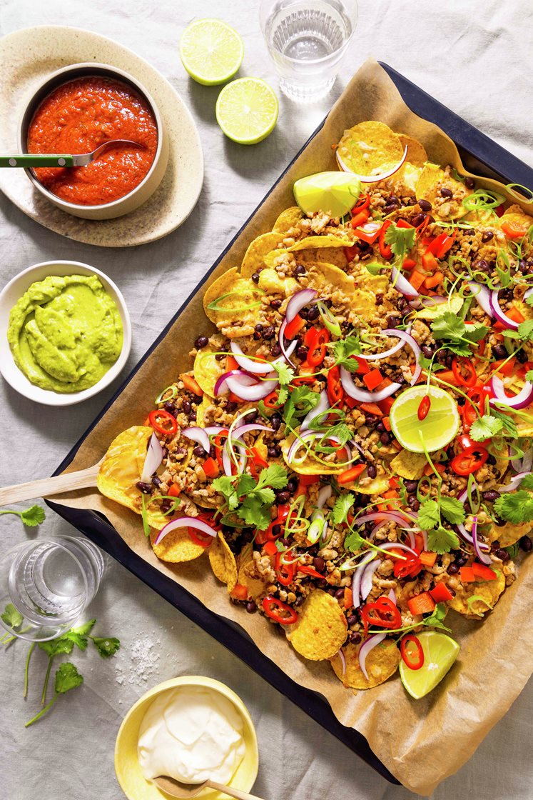 Nachos med kylling, salsa, guacamole og rømme