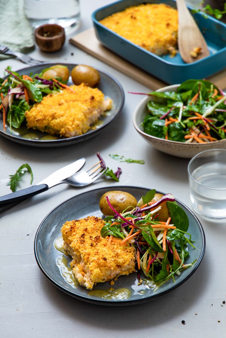 Laksegrateng med kokte poteter og salat