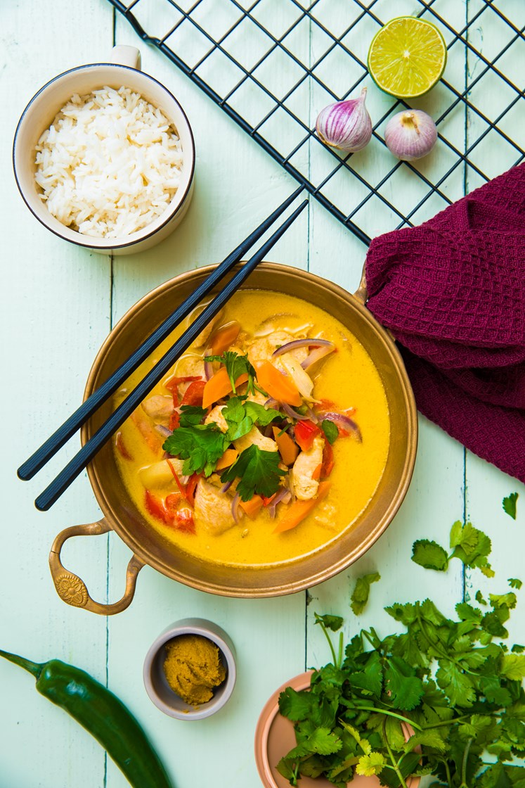 Grønn kyllingcurry med paprika, rødløk, gulrot og koriander servert med ris