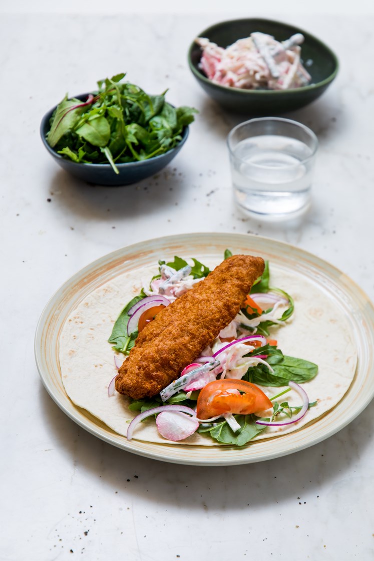 Tempurafisk i wraps med salat og coleslaw
