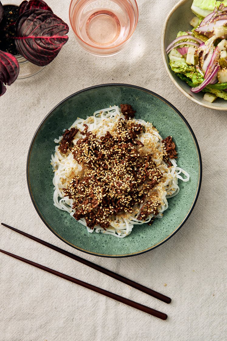 Koreansk färswok med päronsallad och sesamfrön