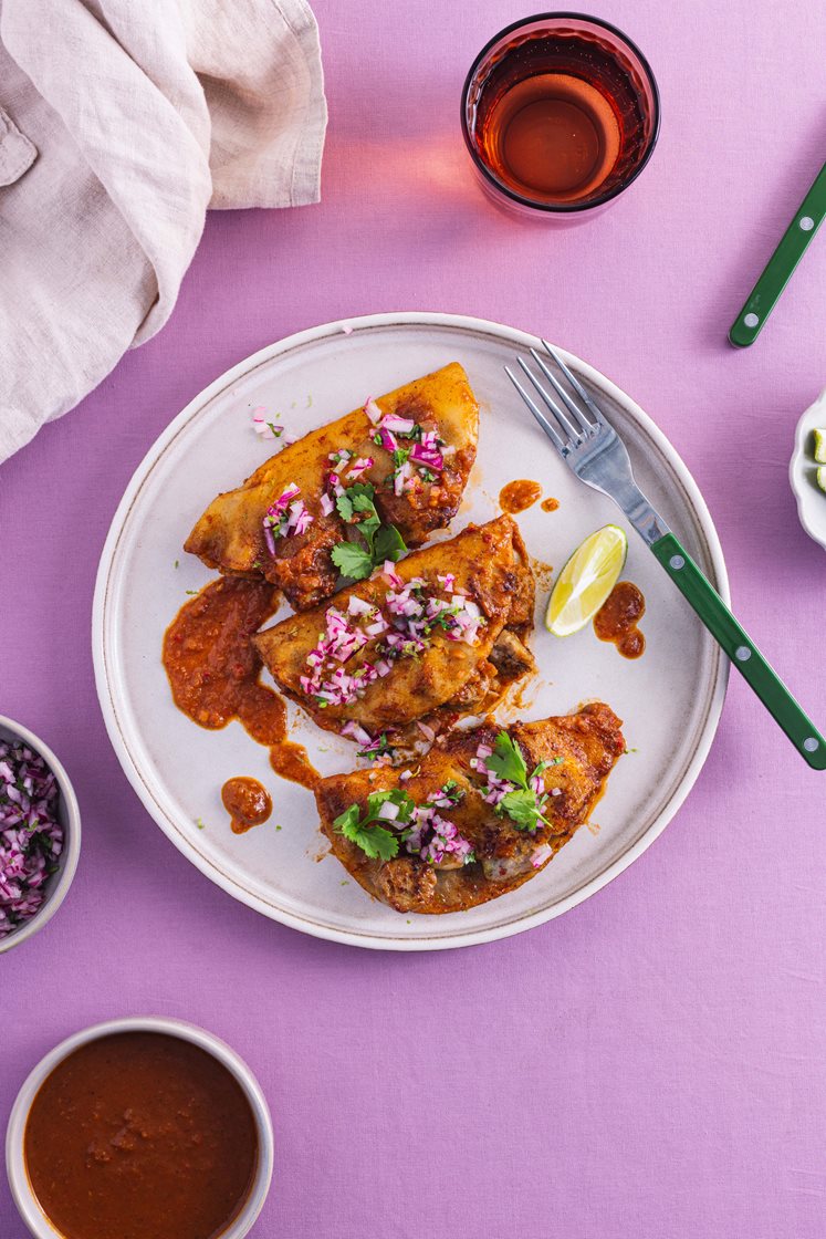 Quesabirrias med black garlic pølser, rødløk og koriander 