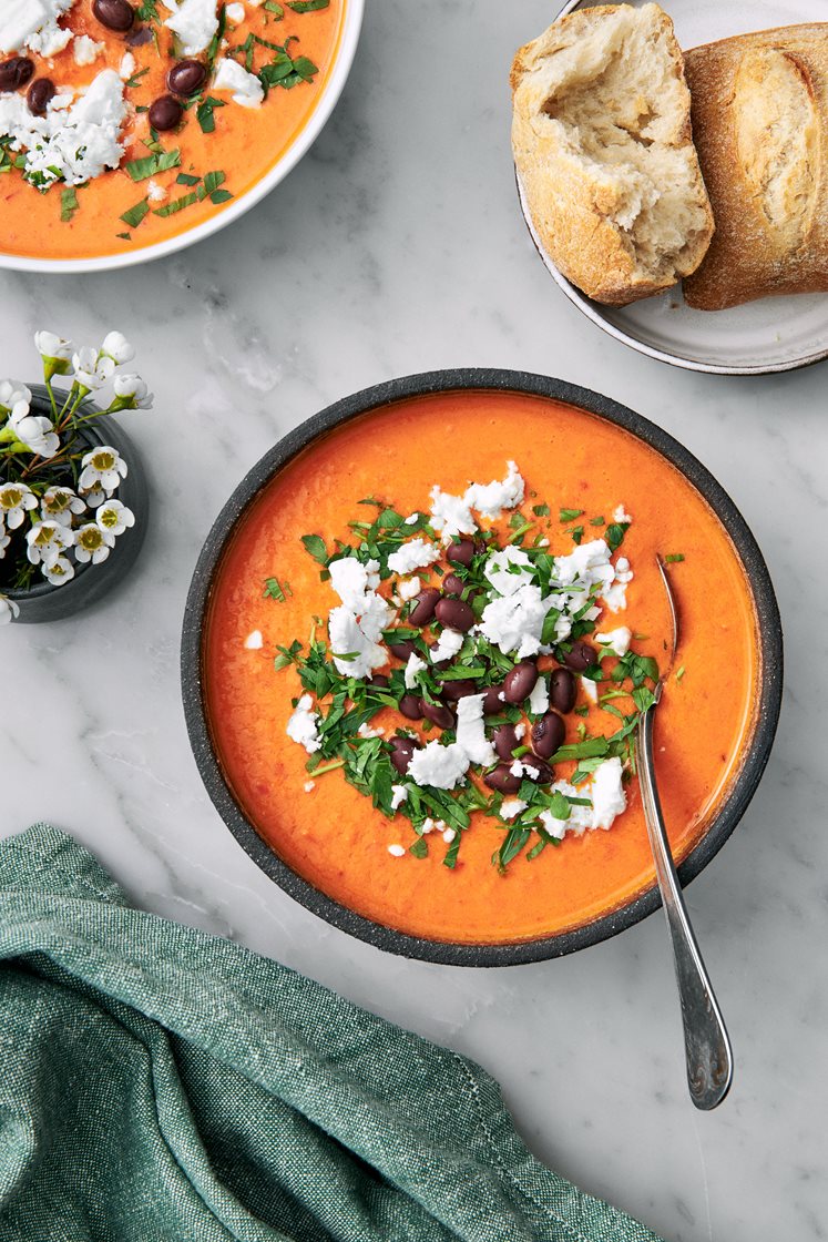 Snabb gazpacho med fetaost- och böntopping