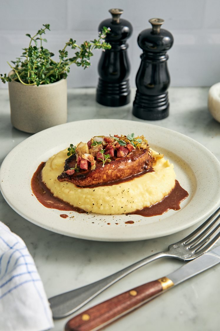 Kotelet med kartoffel- og knoldsellerimos, porre og sprødstegt bacon