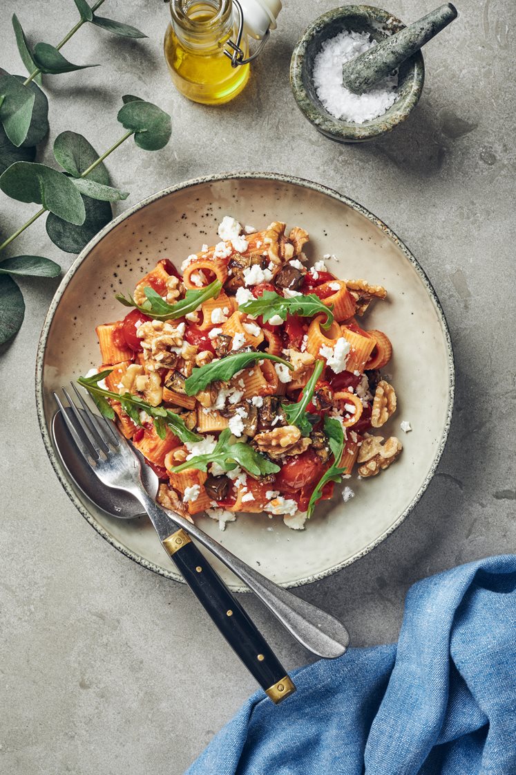 Pasta all'arrabbiata med fetaost, ruccola och valnötter 