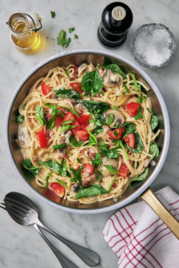 Krämig ost- och baconpasta med champinjoner och babyspenat