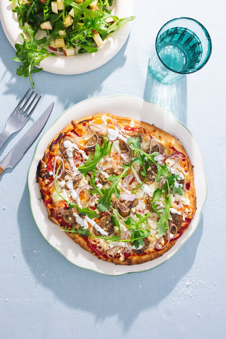 Vegetarpizza med skjørost fra Røros, eplesalat og urtedressing