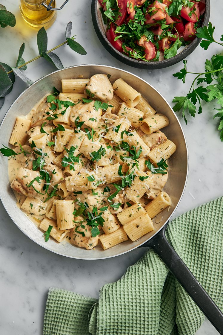 Krämig mezze maniche med kycklingfilé, dragon och parmesan