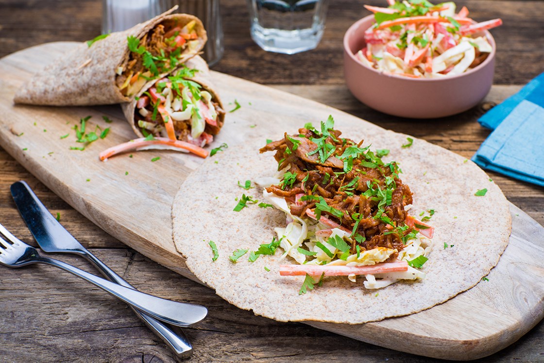 BBQ-pulled pork i tortilla med lettkremet grønnsakssalat 