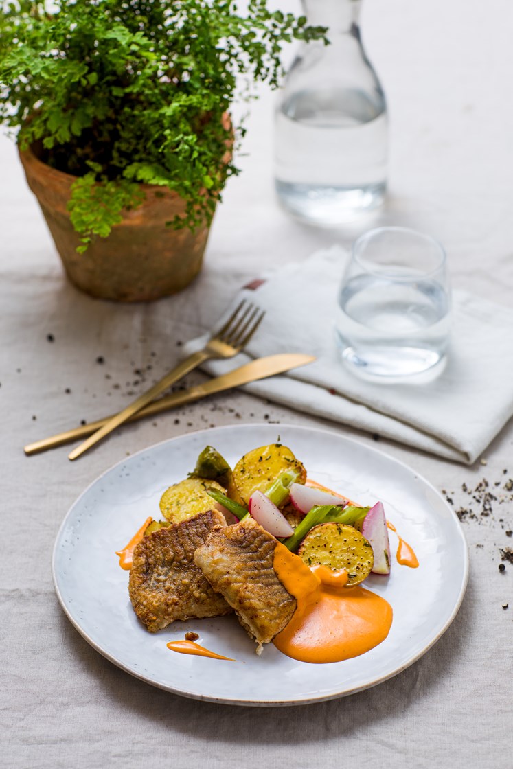Lyrfilet à la meunière med timianpoteter, rosenkål, reddiker og choronsaus