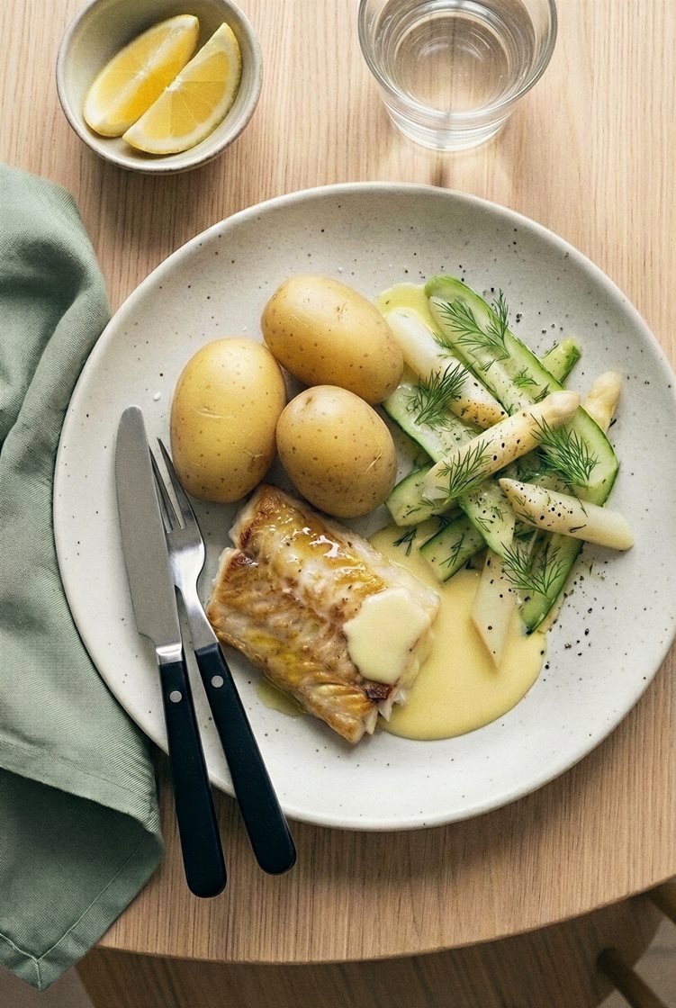 Smörstekt uerfilé med vit sparris och citron- och misosås 