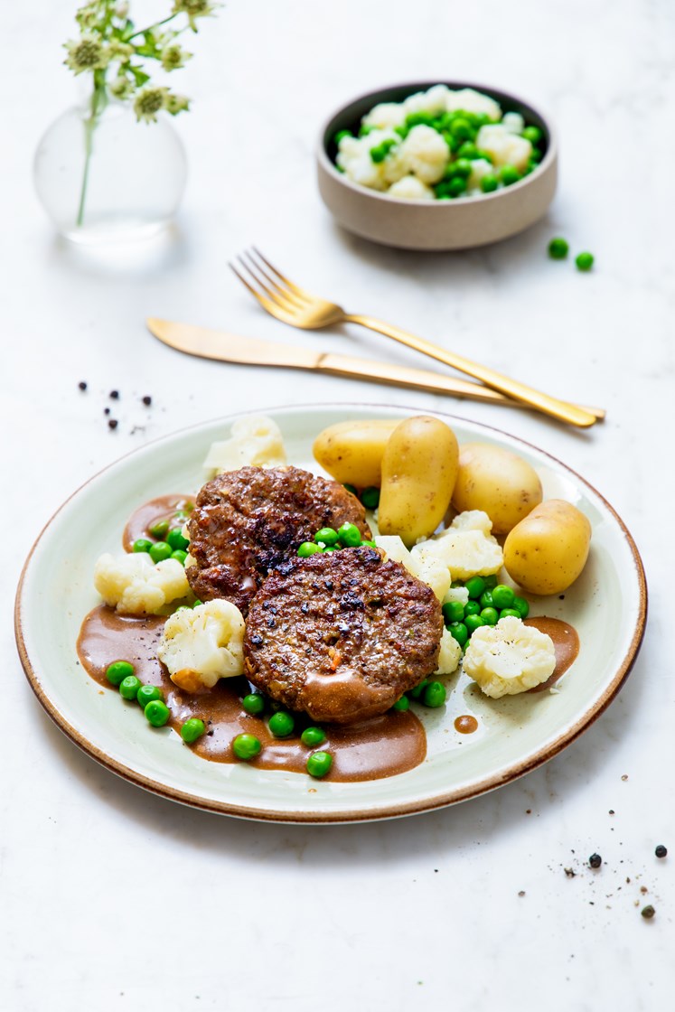 Kjøtt- og grønnsakskarbonader med erter, poteter og brun saus