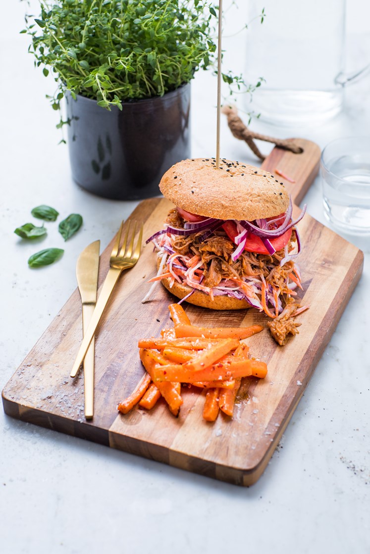 Pulled pork-burger med barbecuesaus og ovnsbakte gulrotstaver