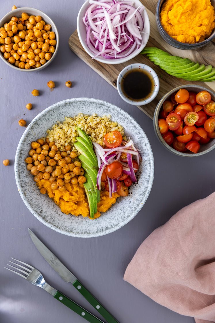 Buddha bowl med søtpotetmos, couscous og spicy kikerter