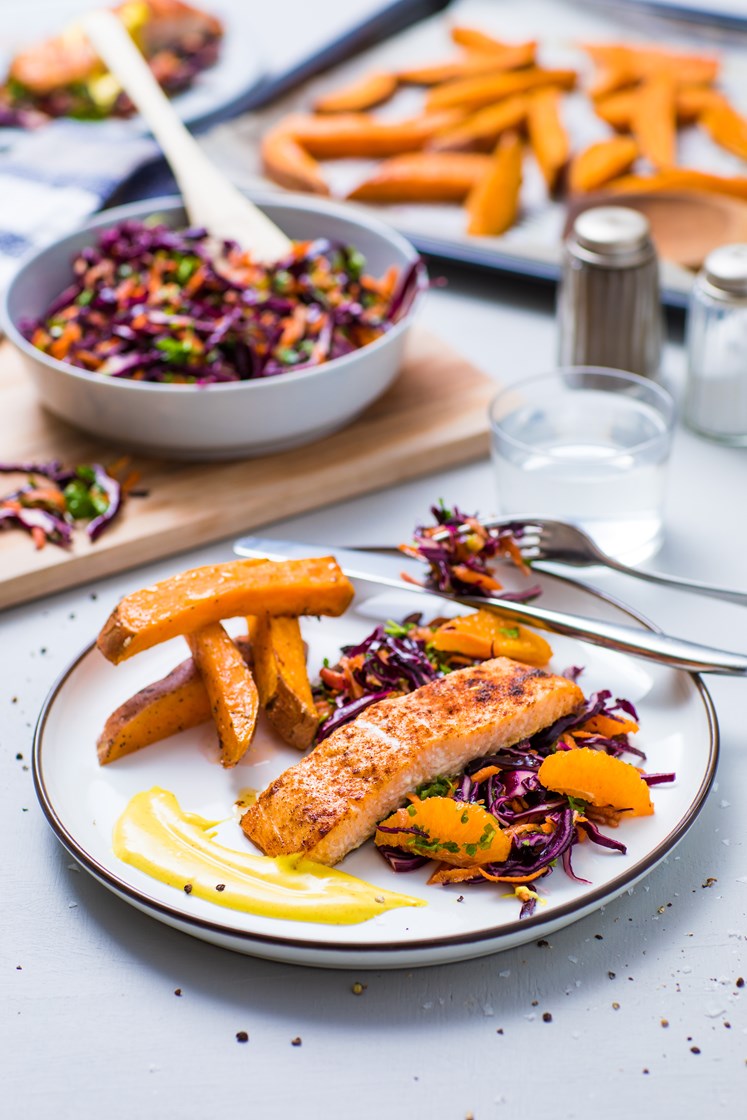 Laks med bakt søtpotet, kålsalat og curry- og mangodressing