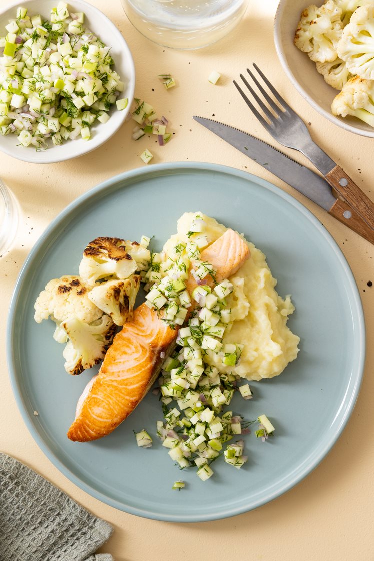 Laksefilet med eple- og dillvinaigrette, romanesco og potetmos