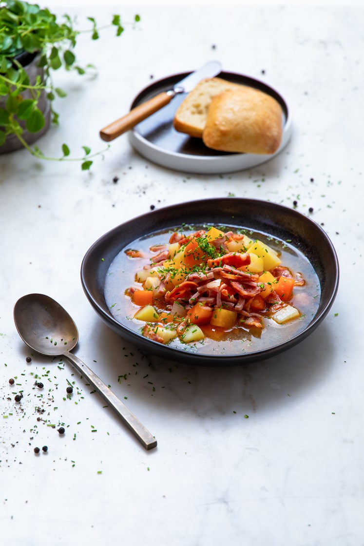 Grønnsakssuppe med skinke, pepperonipølse og ciabatta