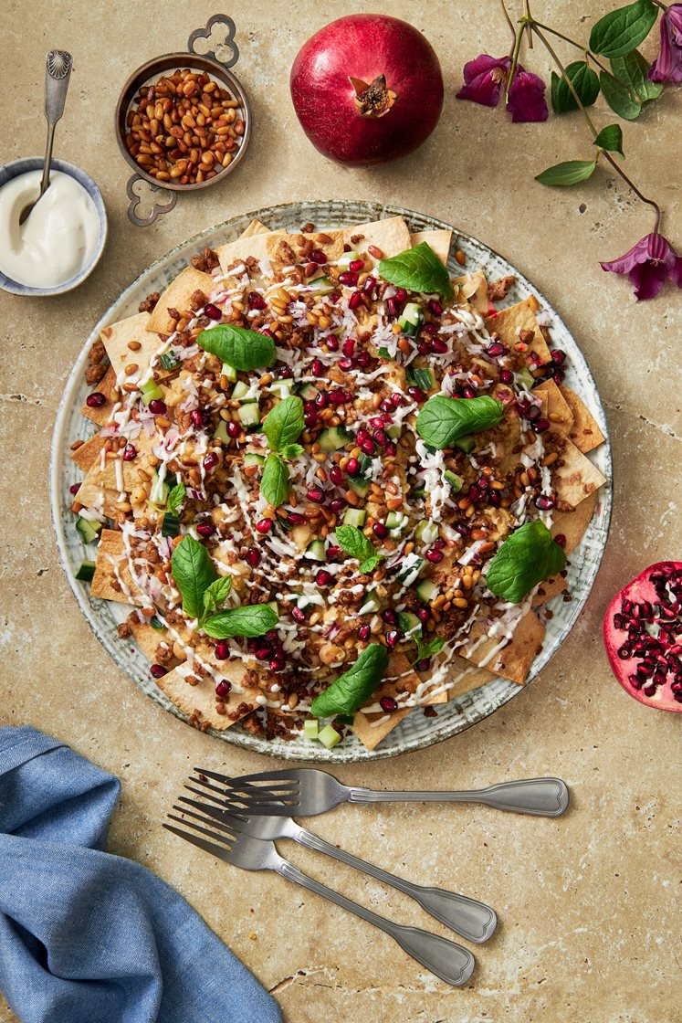 Fatteh - Libanesisk nachotallrik med yoghurtsås, granatäpple och pinjenötter