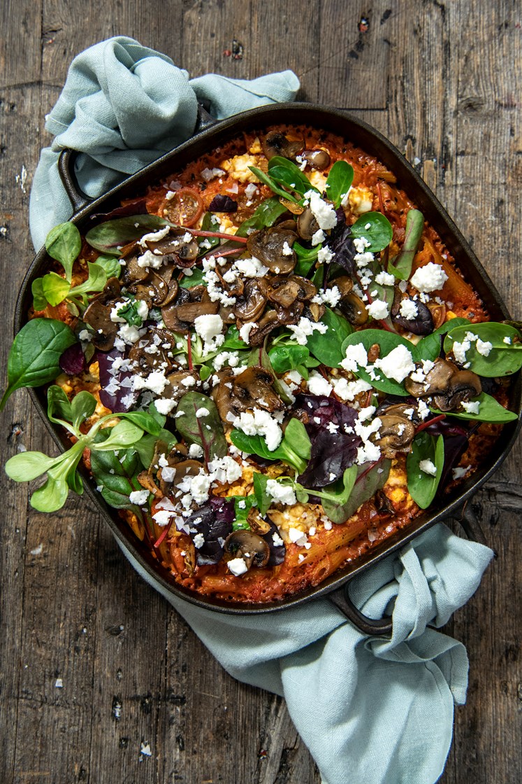 Paprika- och fetaostgratinerad penne med pumpafrön och vitlöksstekta champinjoner