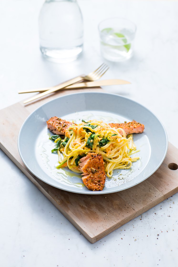 Carbonara av penne med varmrøkt laks, aspargesbønner og ruccolasalat