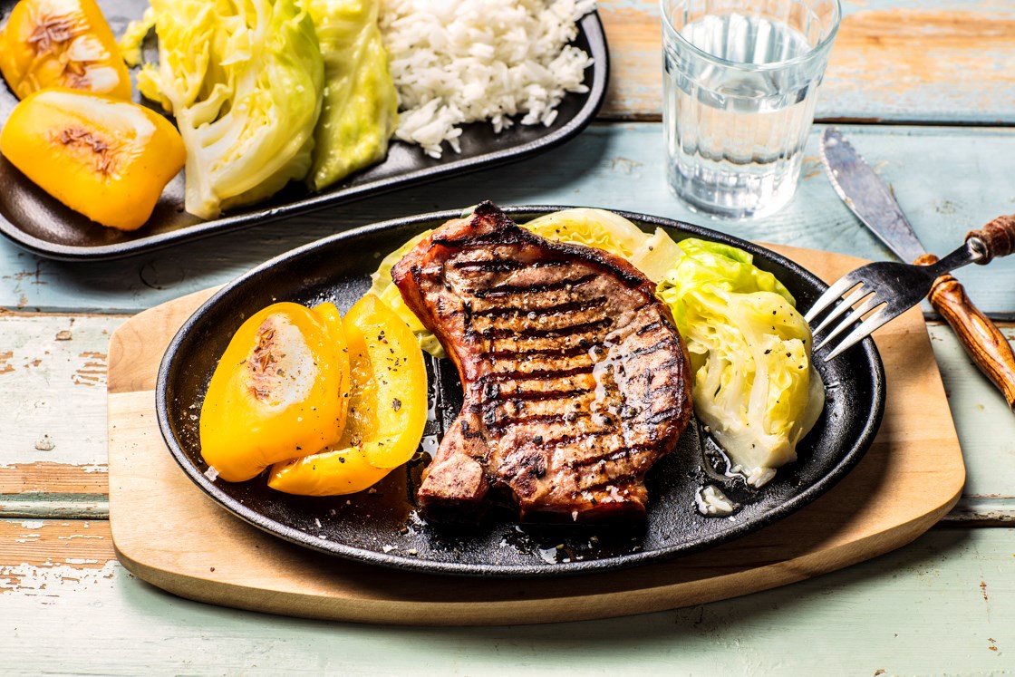 Grillede sommerkoteletter med dampet nykål