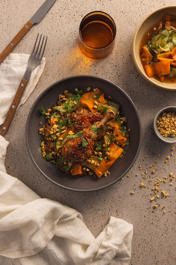 Ris og teriyakikylling i form, med frisk gulrot- og agurksalat