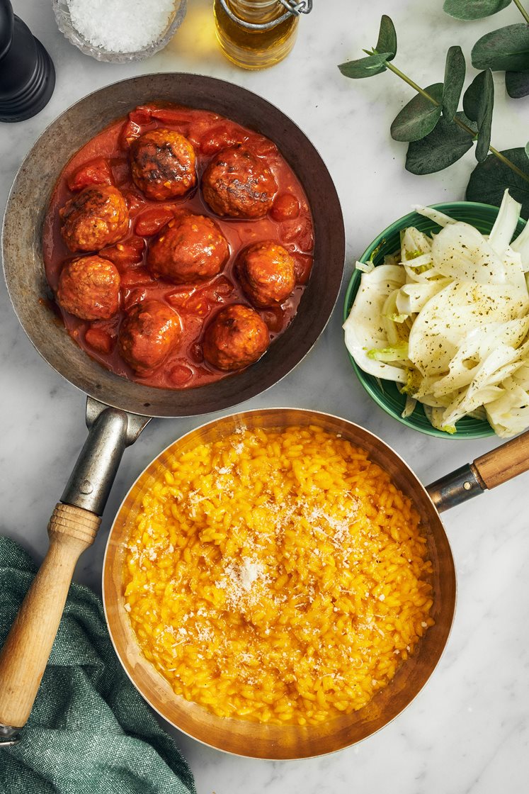 Chorizofrikadeller med saffransrisotto, parmesan och krispig fänkålssallad