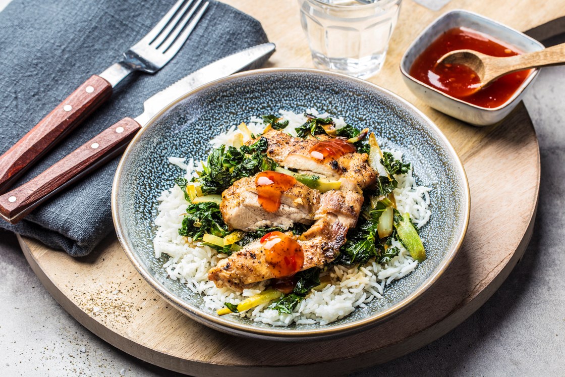 Grillet kyllingwok med sweet chilisaus og grønnsaker	