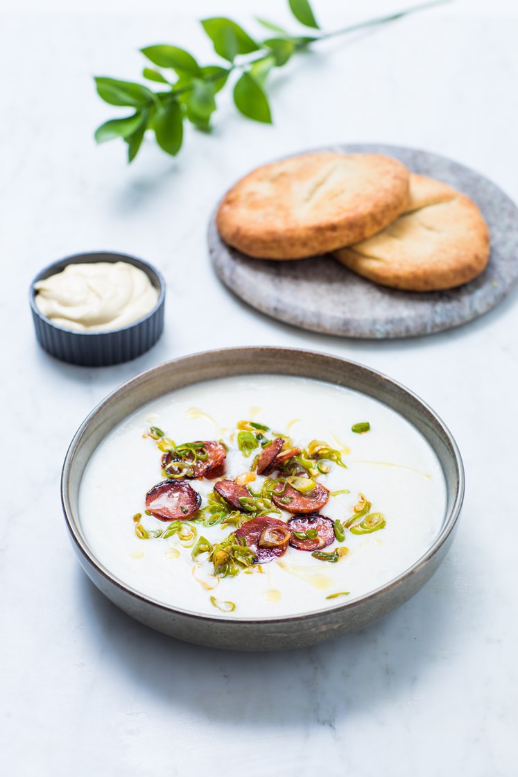 Potet- og purreløksuppe med pepperoni, flatbrød og basilikumolje