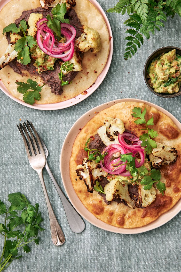 Friterade tostadas med frijoles, rostad blomkål och guacamole