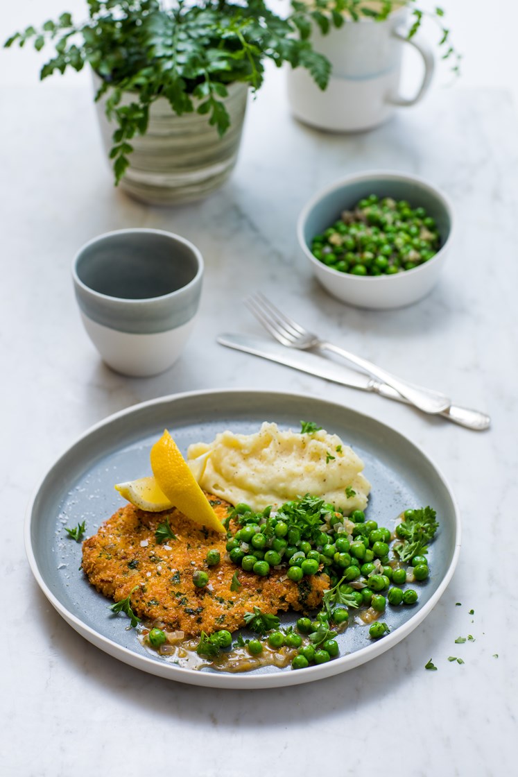 Sitronpanerte svineschnitzler med potetpuré, kryddersmør med erter og løk og sitron