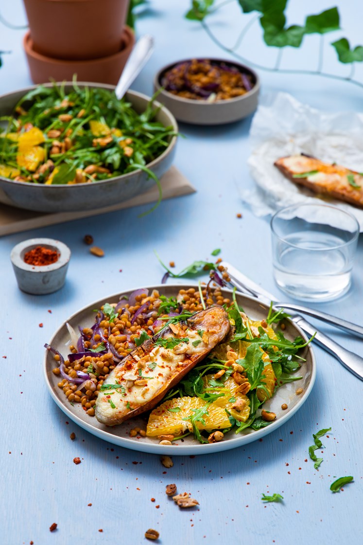 Ovnsbakt søtpotet med fersk mozzarella, linser, og appelsin- og myntesalat med nøtter